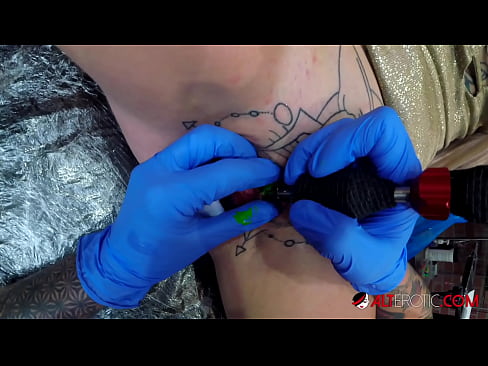 ❤️ Ekstrèmman tatoue hottie Sully Savage te fè yon tatoo sou klitoris li ️❌ Sèks super nan nou % ht.hentaiser.ru% ﹏